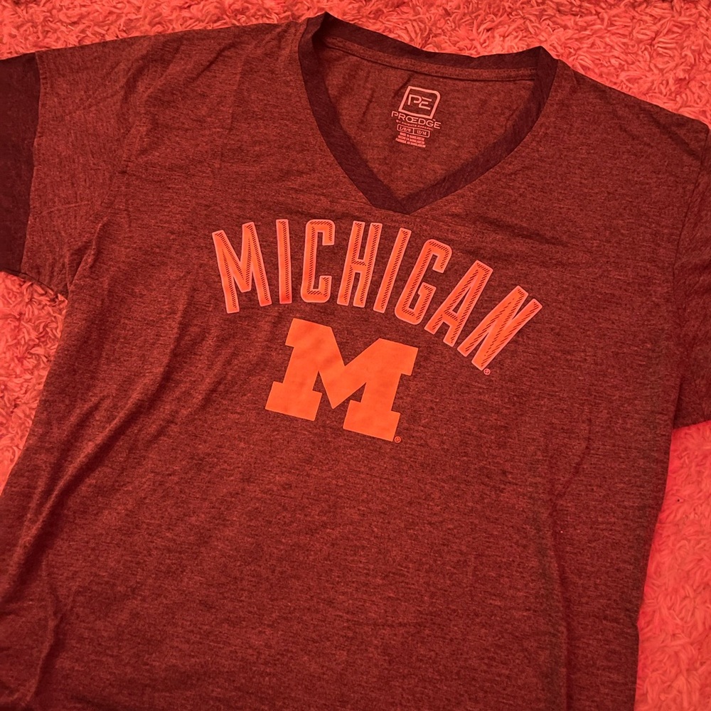 Super cute top! Love this for football season!